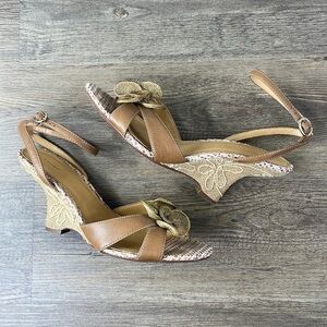 FIONI Women’s Tan wedge heel with flower and ankle strap, size 9.5